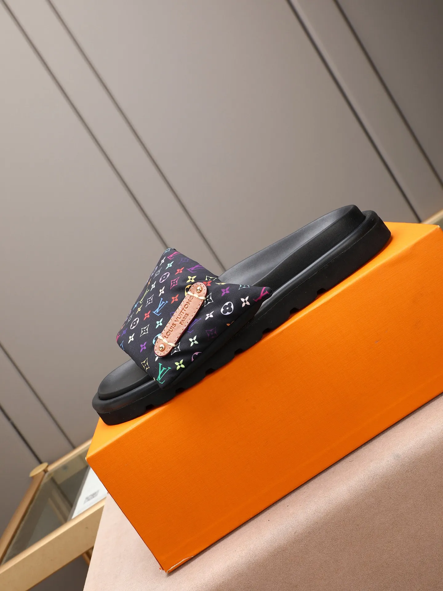 PP360 [LOUIS VUITTON] Louis Vuitton, LV printing, men's and women's slippers are on the market. The drawer box packaging comes with a cloth bag and a card. The upper pattern looks very soft and waxy, and it is a super versatile leg slimming tool. Fabric: imported denim/canvas/old fabric, LV hardware LOGO, official website pattern printing, comfortable to wear, feet: high-elastic PU water table. Sole: foam sole, heel height: about 5cm. Code number: 35-46, 35, 45, 46 are custom-made and non-returnable. Color: multiple colors and styles available.